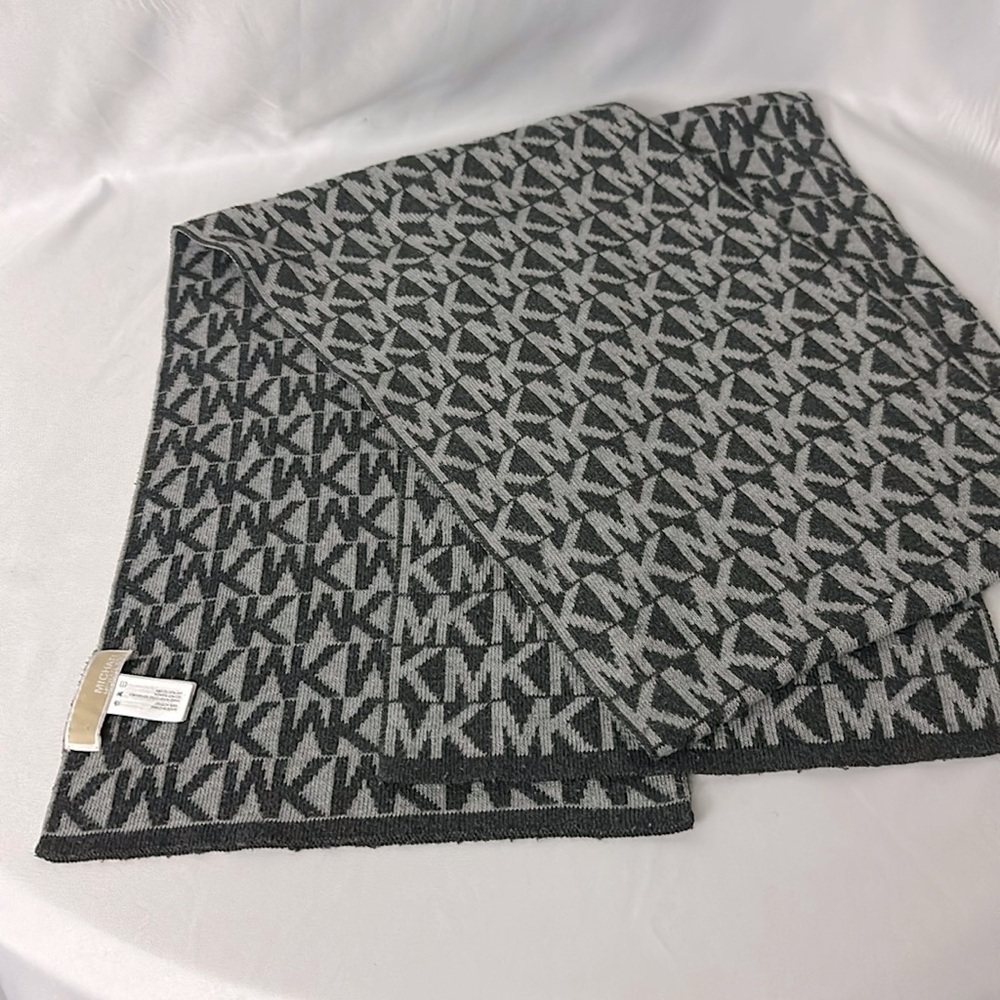 MICHAEL KORS bordered MK logo women's winter scarf muffler gray and black logo.